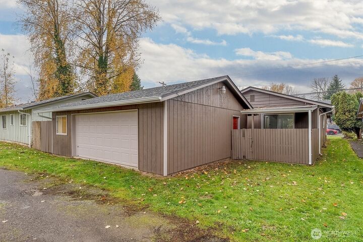 Property Photo:  1114 N 1st Avenue  WA 98626 