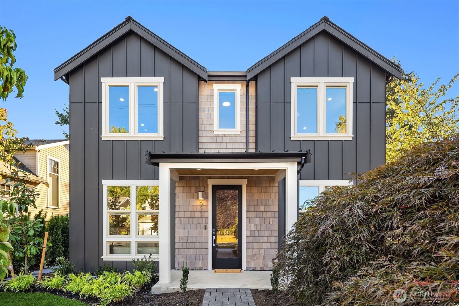 Property Photo:  637  18th Avenue W  WA 98033 