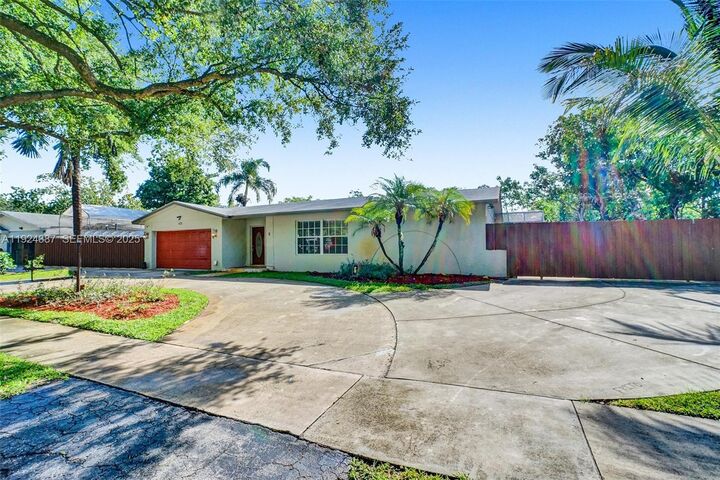 Property Photo: 470 NW 46th Ave FL 33317