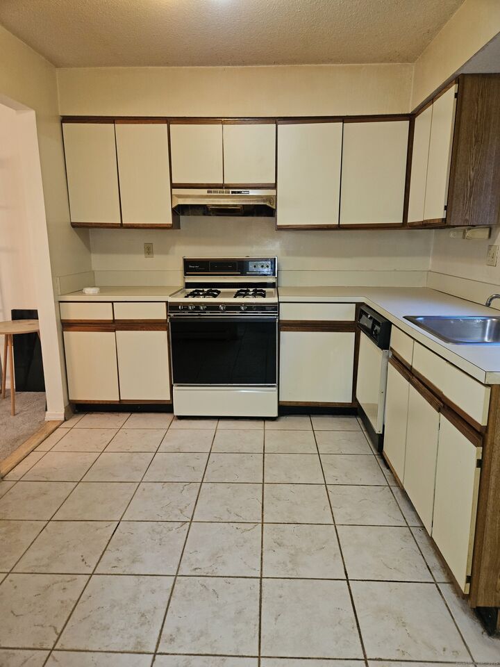 Property Photo: 38 Sutton Place 38 CT 06002