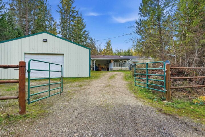 Property Photo:  38011 N Echo Rd  WA 99006 