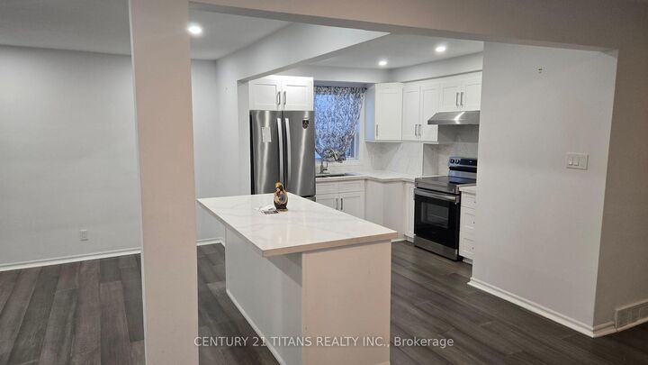Property Photo: 55 Bishop Avenue Main ON M2M 1Z5