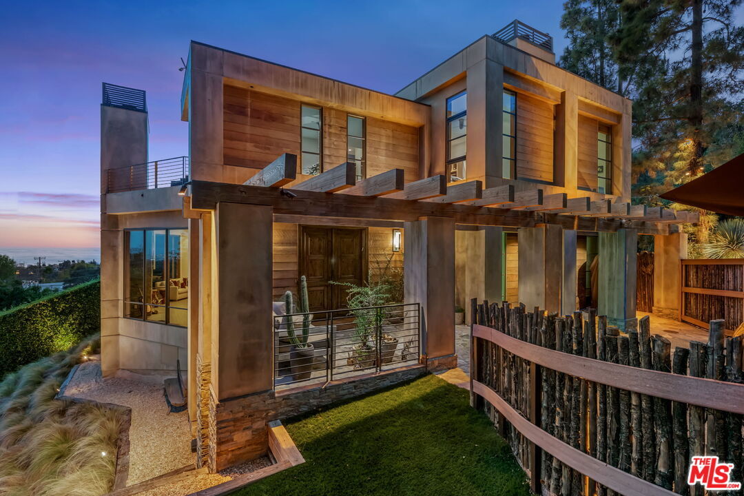 Property Photo:  1810 Mango Way  CA 90049 