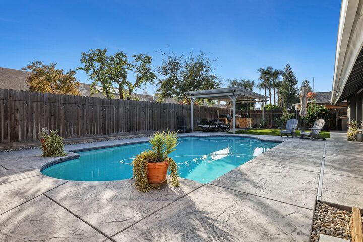 Property Photo:  927 E Decatur Avenue  CA 93720 