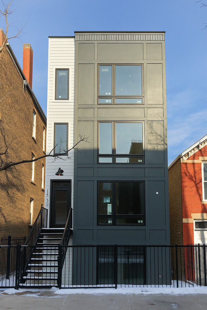 Property Photo: 1530 W 18th Place 1 IL 60608