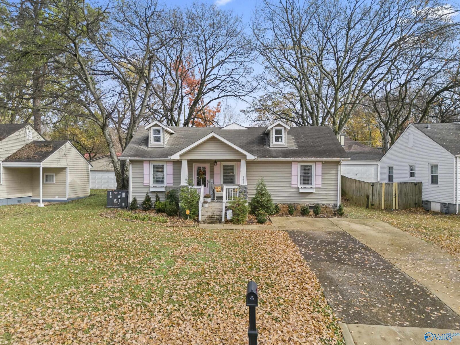 Property Photo: 1917 Vanderbilt Circle SW AL 35801