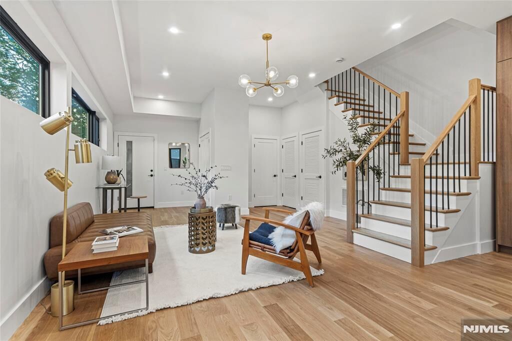 Property Photo:  32 Hancock Avenue 3  NJ 07307 