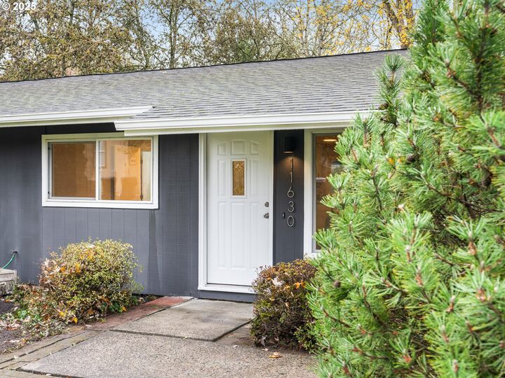 Property Photo: 11630 SW Tigard Dr OR 97223