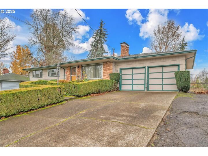 Property Photo: 1550 SE 4th St OR 97080