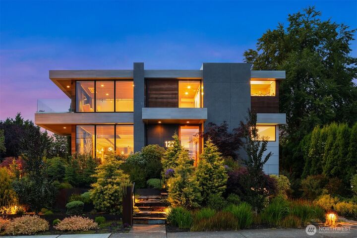 Property Photo:  122  10th Avenue  WA 98033 