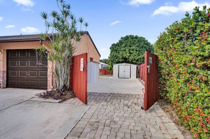 Property Photo:  4387 Appian Way  FL 33463 