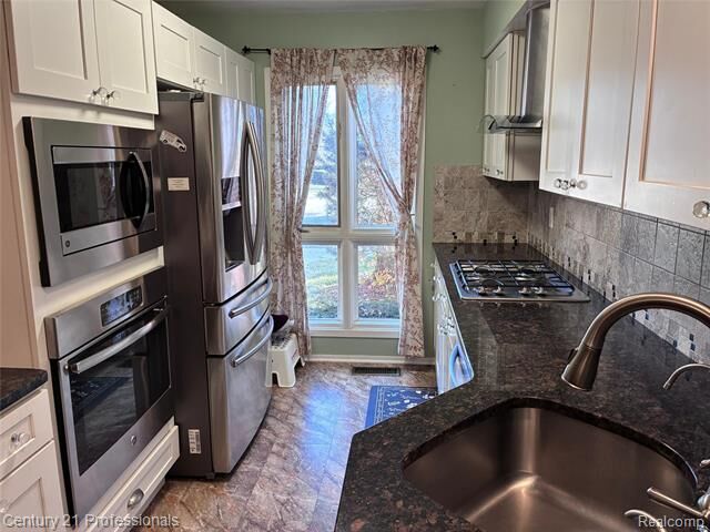 Property Photo:  1082 Greenhills Drive  MI 48105 