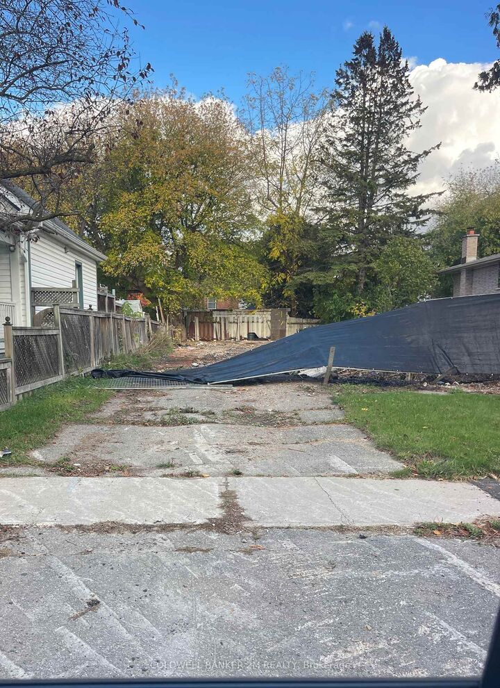305 Oshawa Boulevard S — photo 1