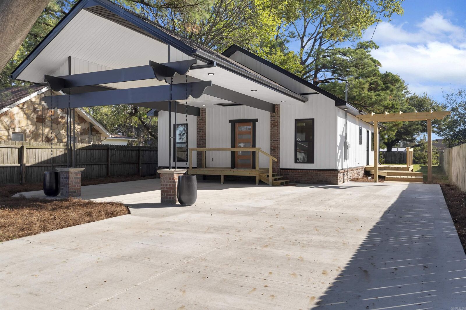 Property Photo:  402 N San Francisco  AR 72418-9 