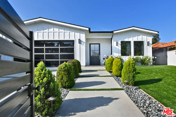 Property Photo: 4809 Genesta Ave CA 91316