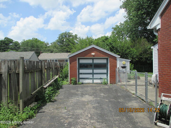 Property Photo: 2509 Gardiner Ln KY 40205