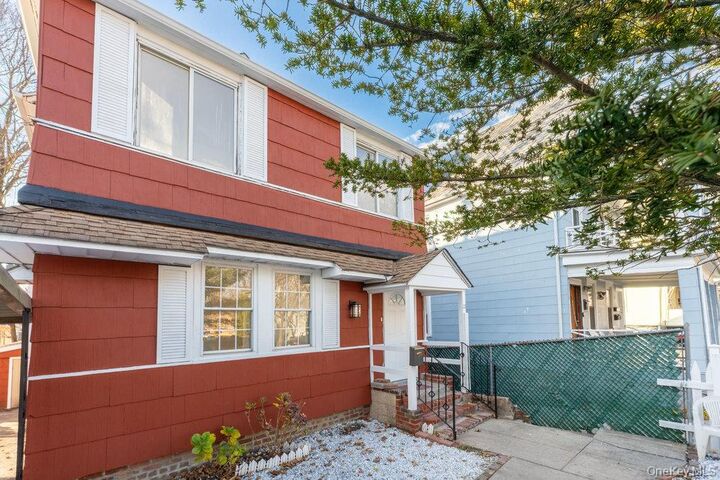 Property Photo:  22 Chestnut Place  NY 10553 