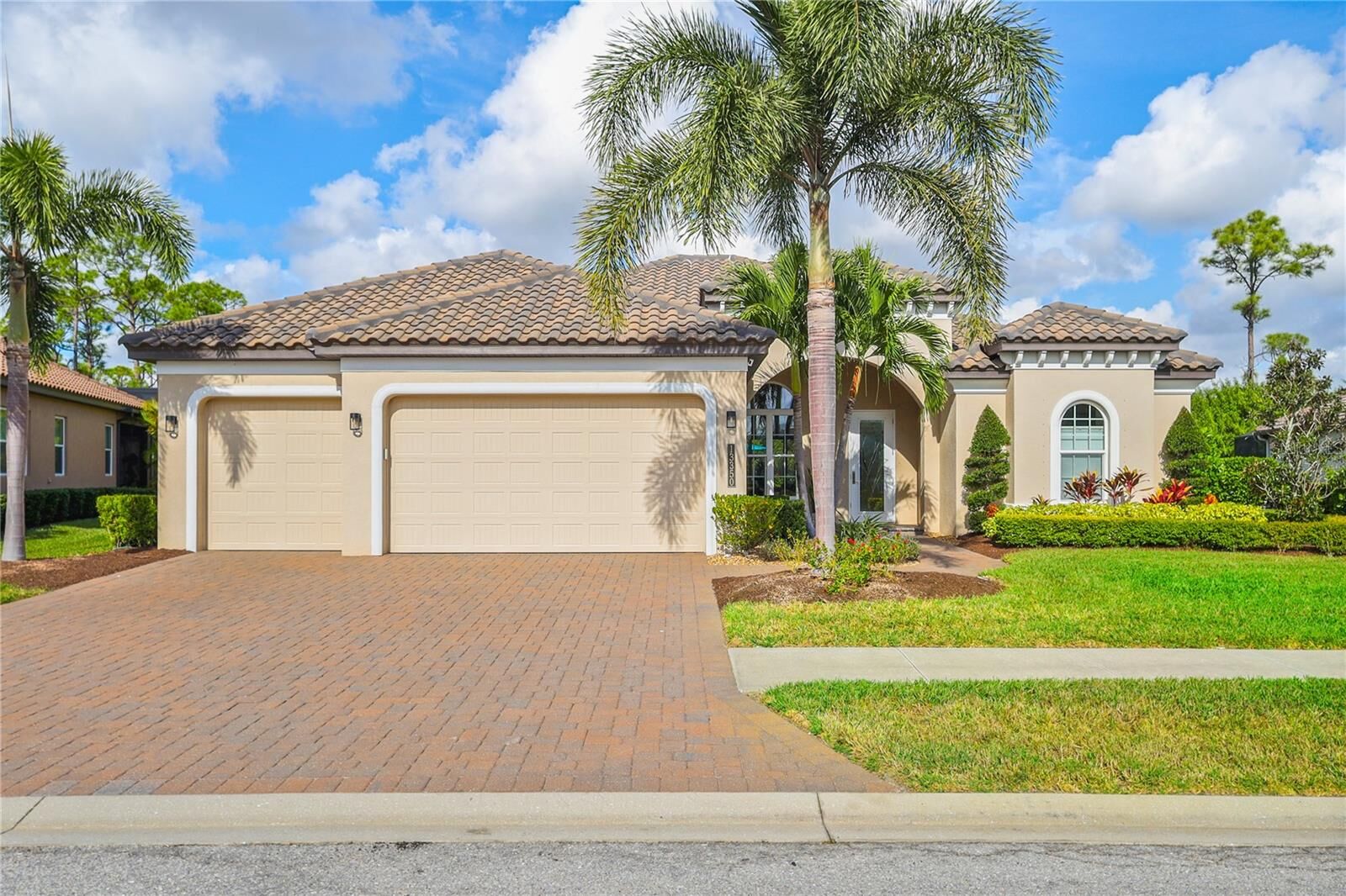 Property Photo: 13350 Campanile Court FL 34293