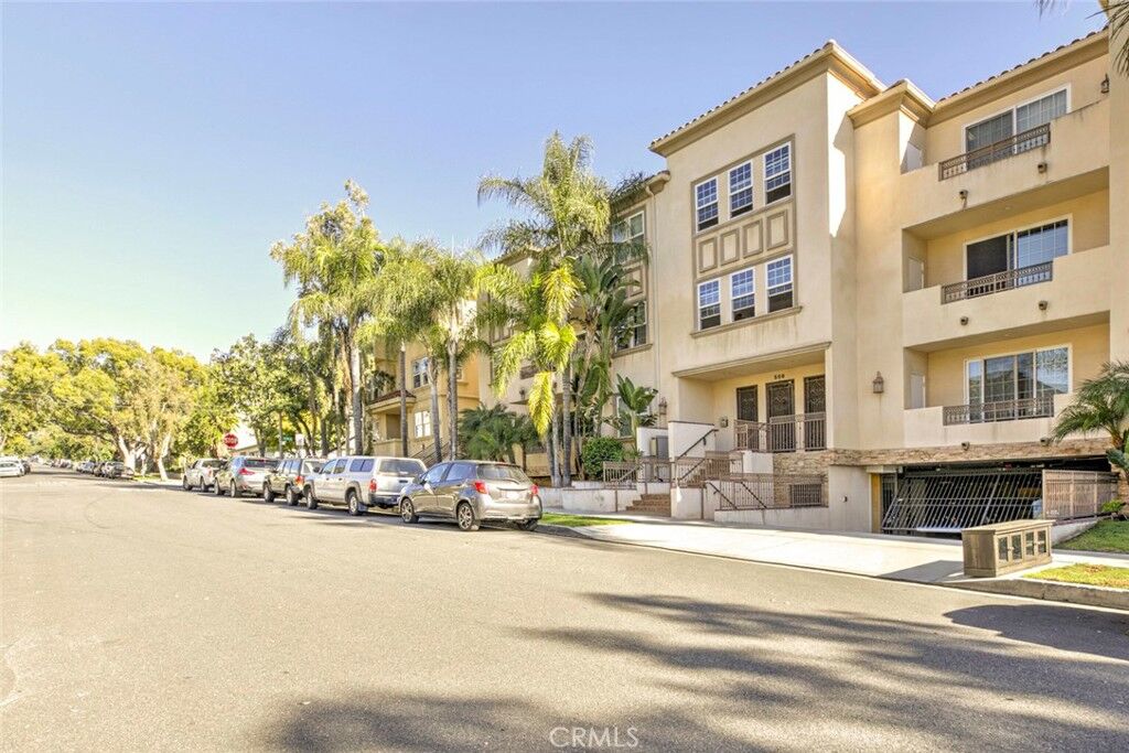Property Photo: 556 E Palm Avenue 102 CA 91501