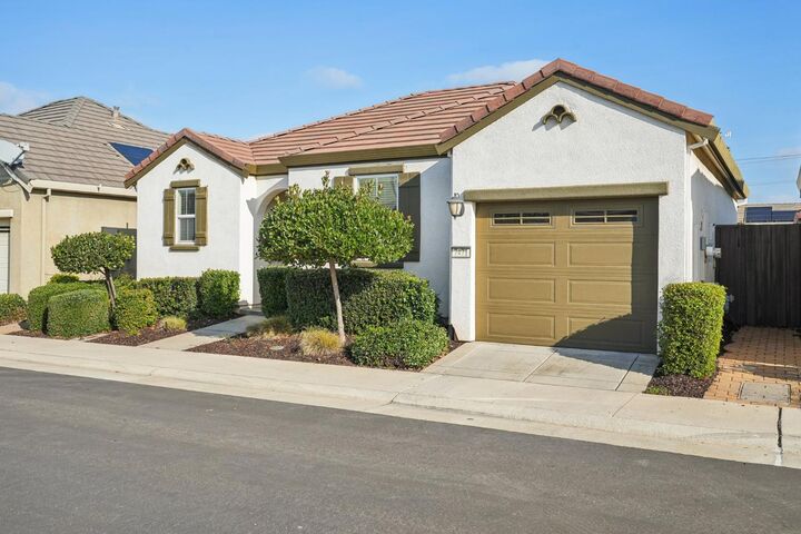 Property Photo: 7471 Chatterton Way CA 95829