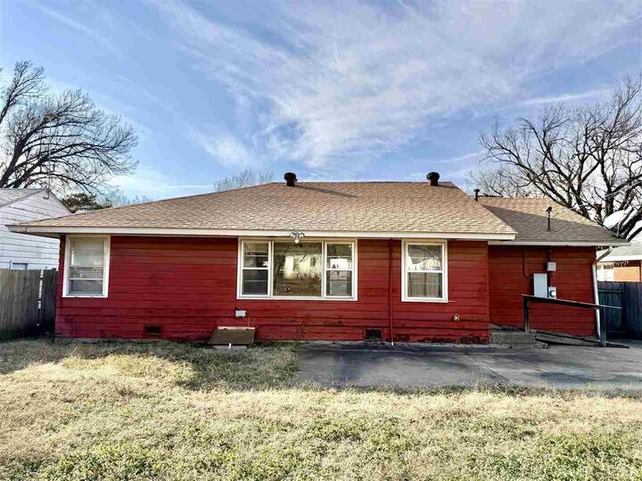 Property Photo:  1001 N Elm Street  OK 74601 