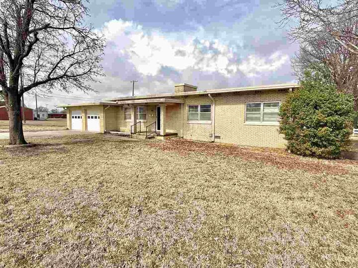 Property Photo:  520 E Coolidge  OK 74631 