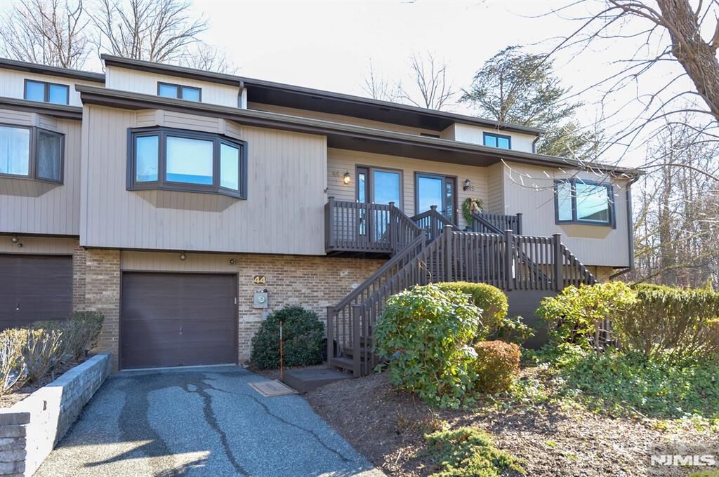 Property Photo:  44 Peach Hill Court  NJ 07446 