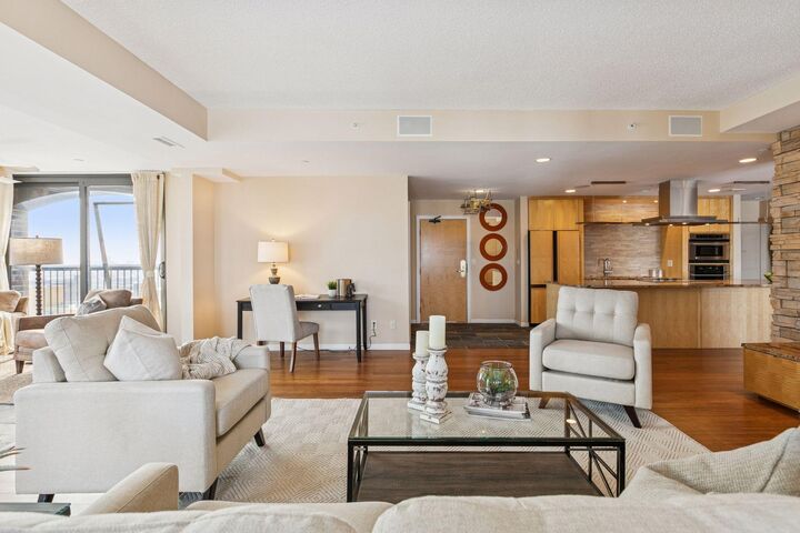 Property Photo:  1235 Yale Place 1706  MN 55403 