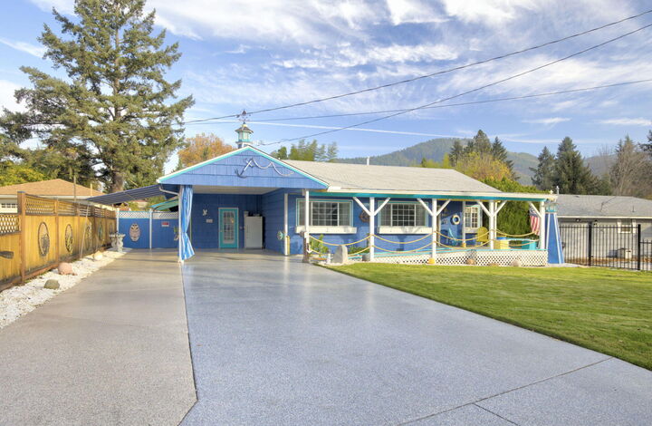 Property Photo: 1067 SE Ashley Place OR 97526