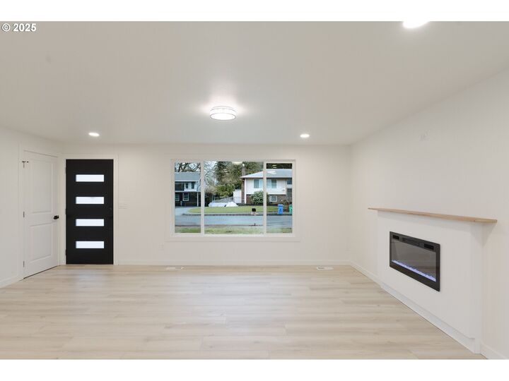 Property Photo:  12903 NE Stanton St  OR 97230 