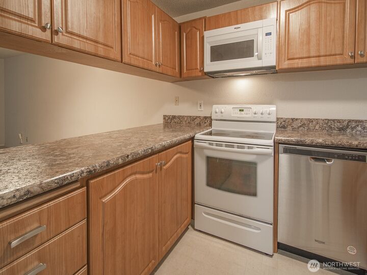 Property Photo: 14527 NE 40th Street G204 WA 98007