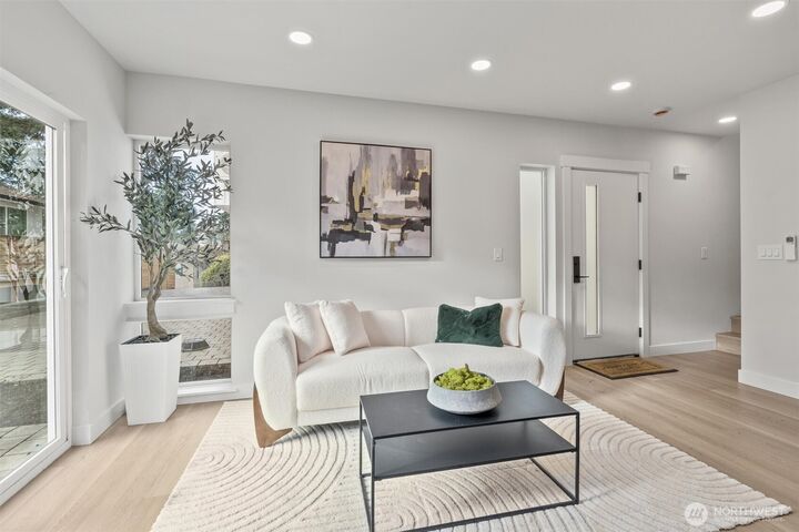 Property Photo:  14306  Roslyn Place N  WA 98133 