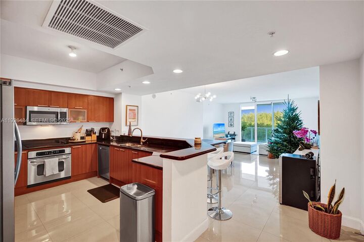 Property Photo: 14951 Royal Oaks Ln 401 FL 33181