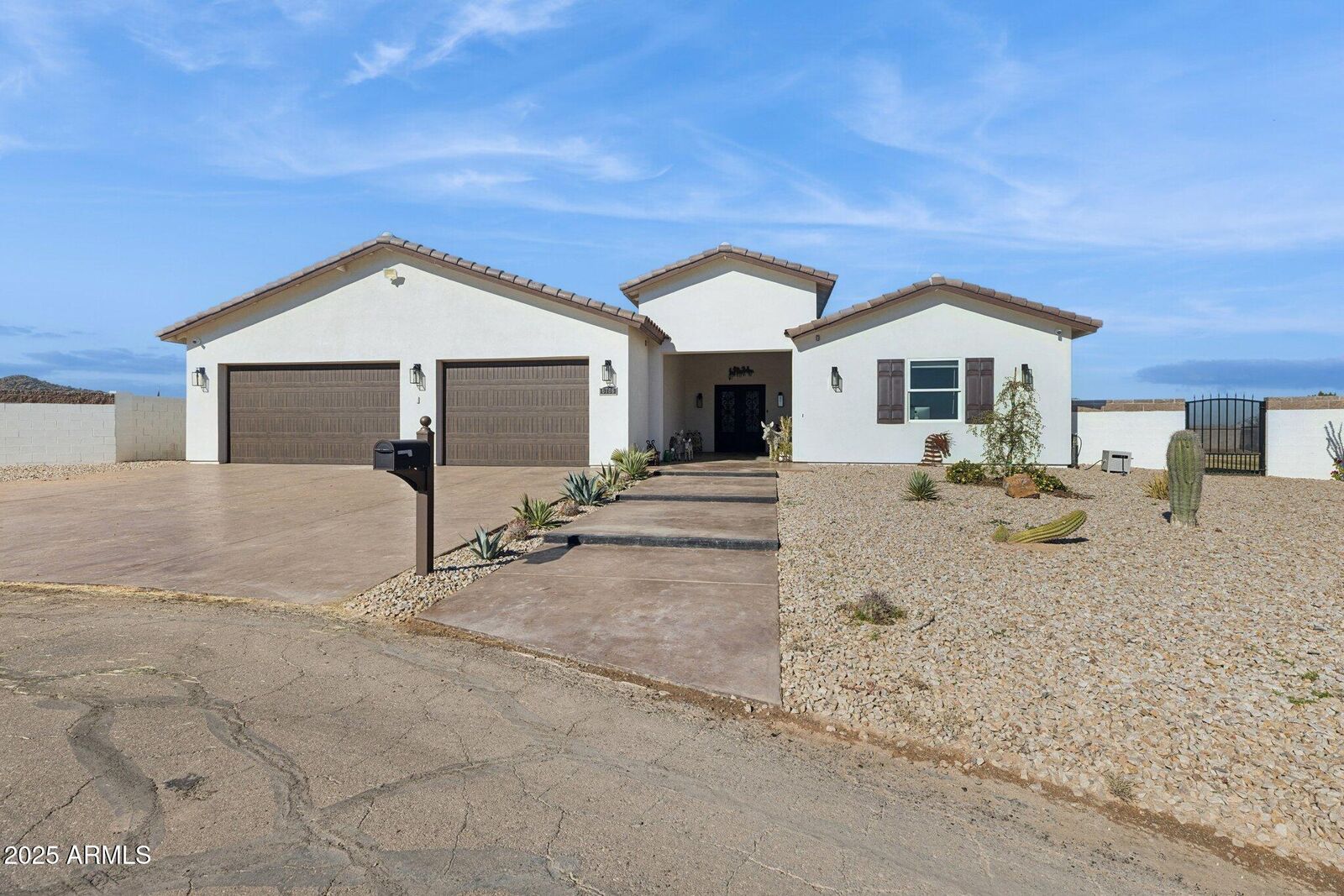 Property Photo: 6786 W Palomino Way AZ 85128