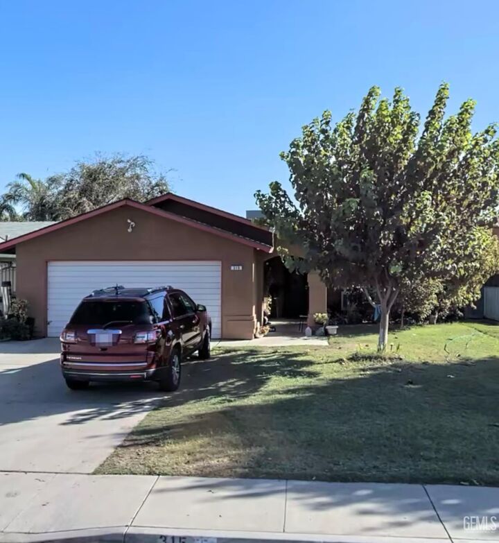 315 Miraflores Avenue  Bakersfield CA 93307 photo
