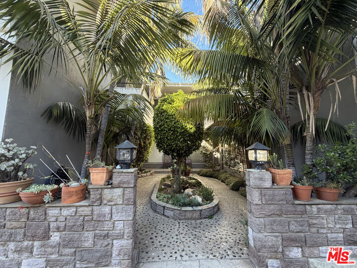 Property Photo:  742 S Plymouth Blvd  CA 90005 