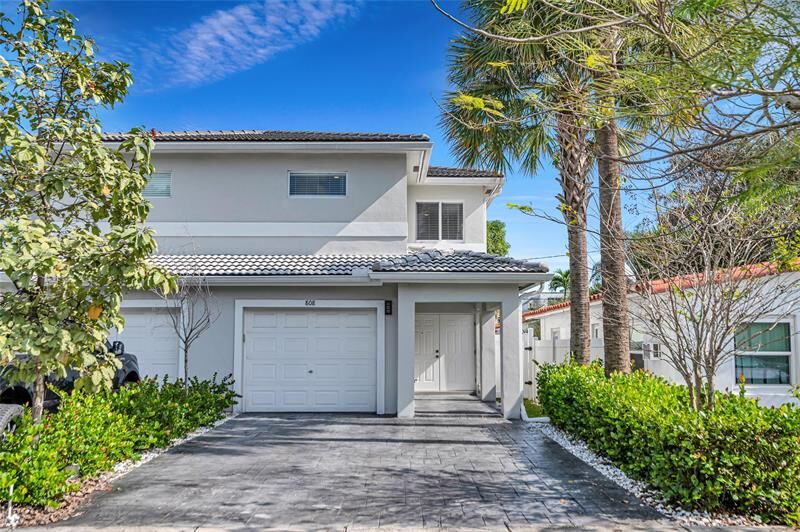 Property Photo: 808 NE 15th Ave FL 33304