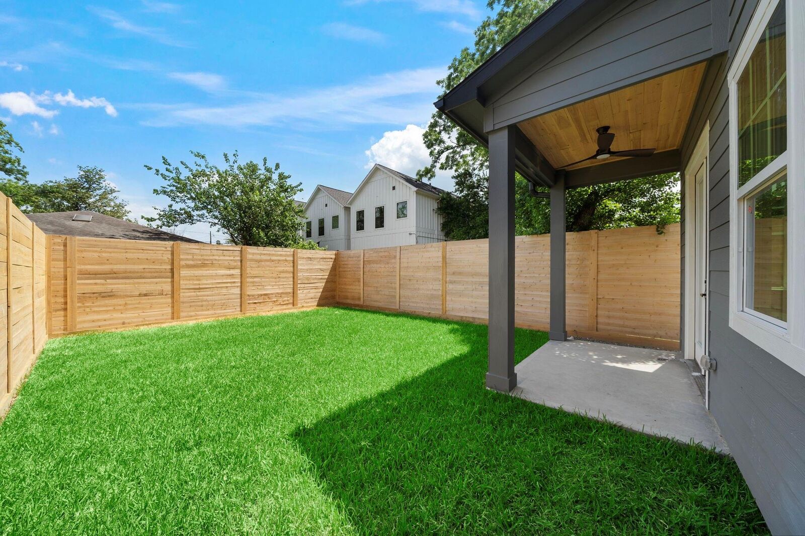 Property Photo:  1305 Amundsen St N  TX 77009 
