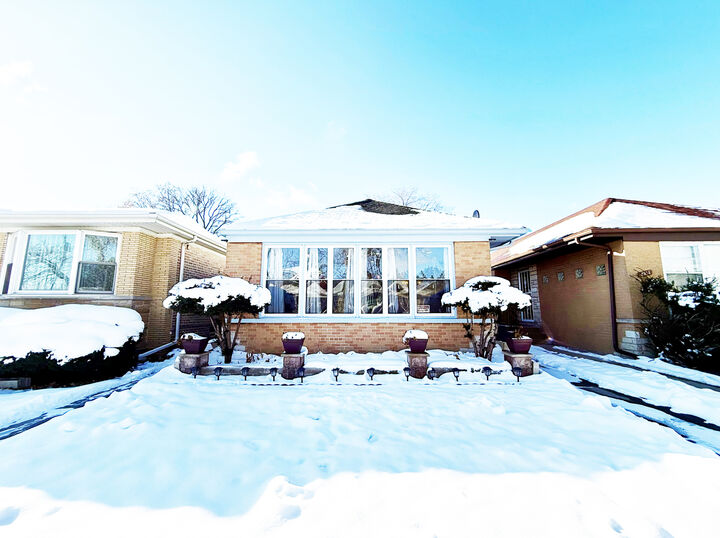 Property Photo: 5910 N Kimball Avenue IL 60659