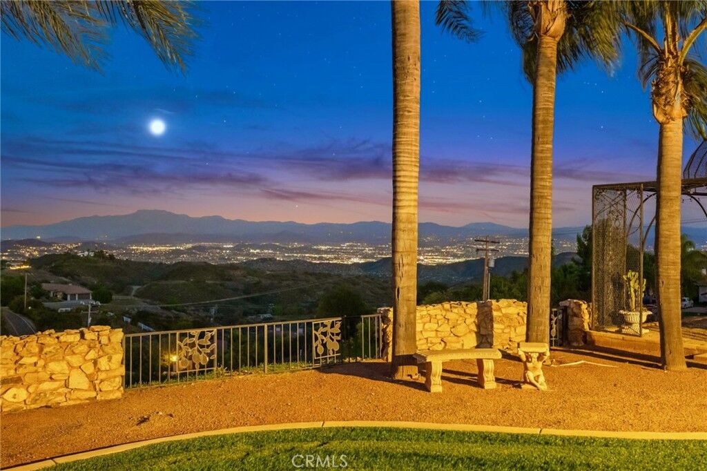 Property Photo:  40055 Valle Vista  CA 92562 