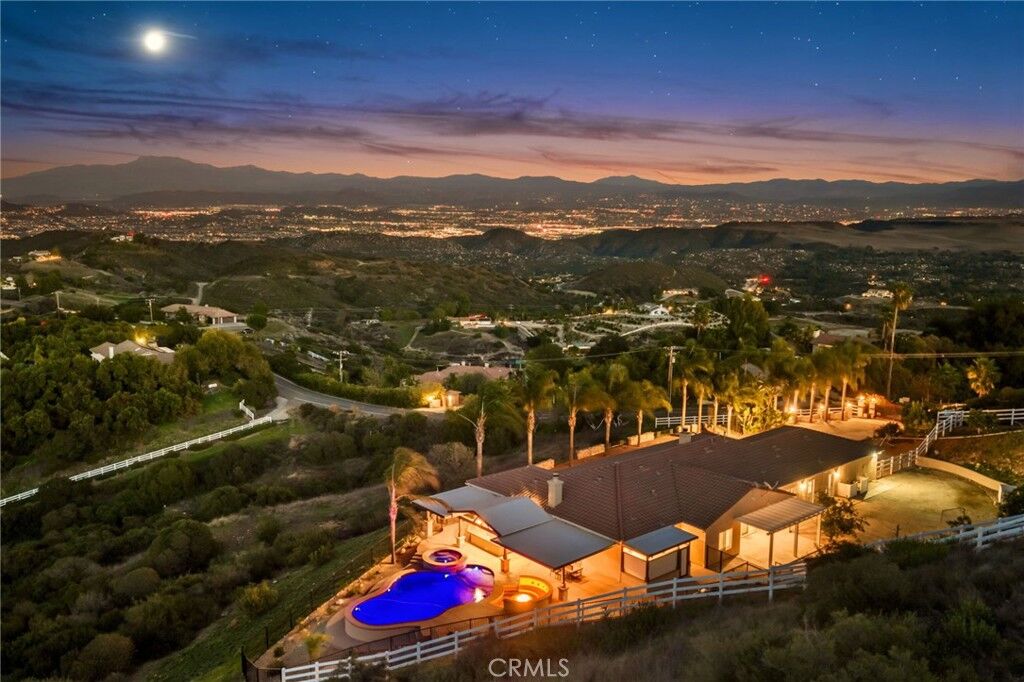 Property Photo:  40055 Valle Vista  CA 92562 