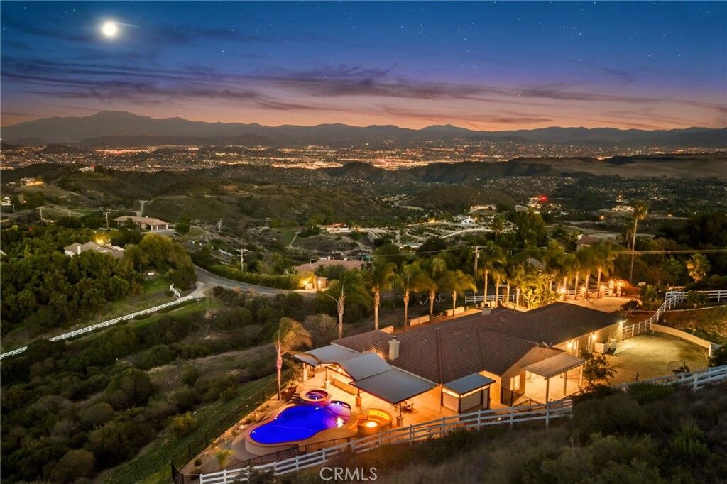 Property Photo:  40055 Valle Vista  CA 92562 