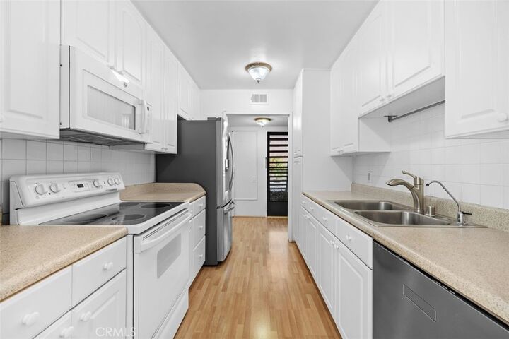 Property Photo: 5301 Balboa Boulevard 5B CA 91316