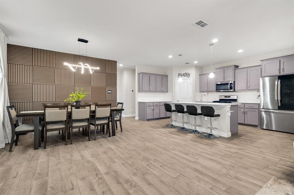 Property Photo: 1000 Kirkham Way TX 76247