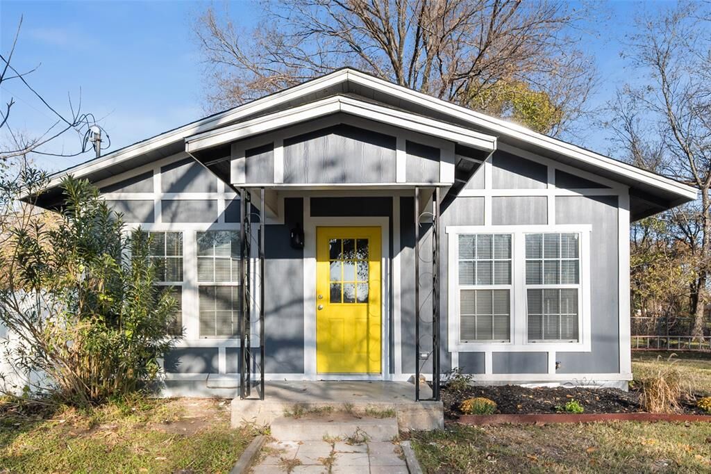 Property Photo:  702 E 1st Avenue  TX 75110 