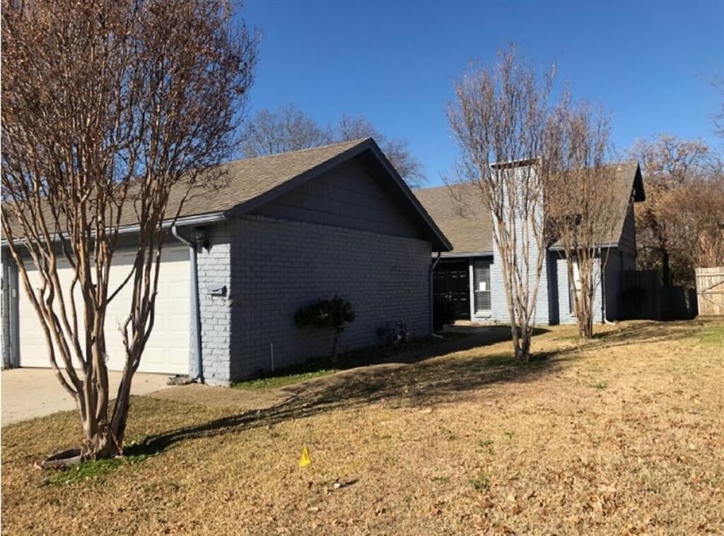 Property Photo:  2207 Heritage Circle  TX 75006 