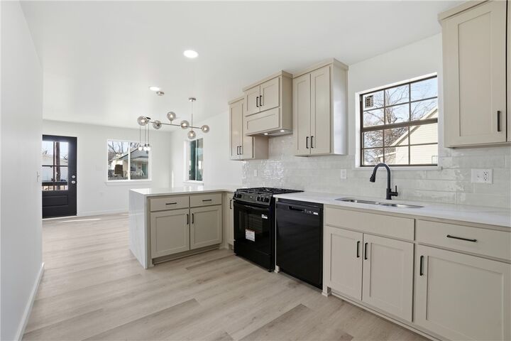 Property Photo:  1021 S B Street  AR 72756 