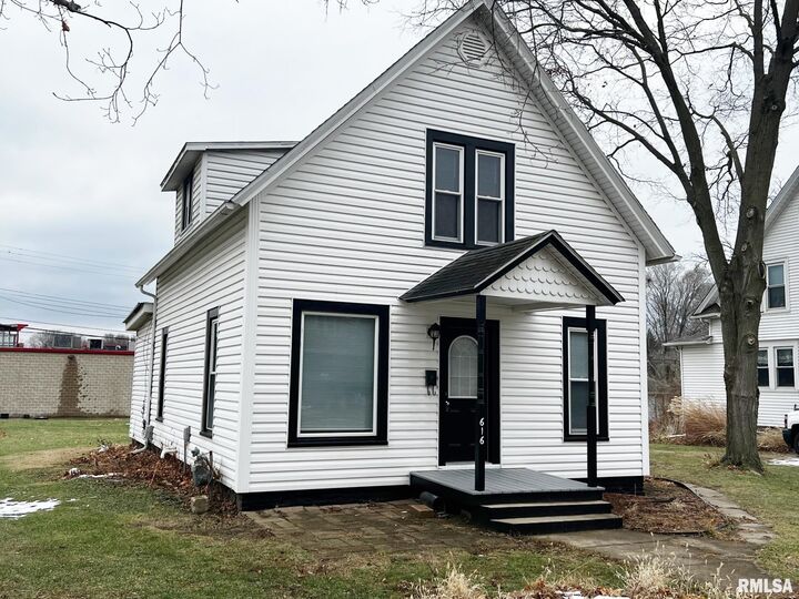Property Photo: 616 N 5th Street IL 61523