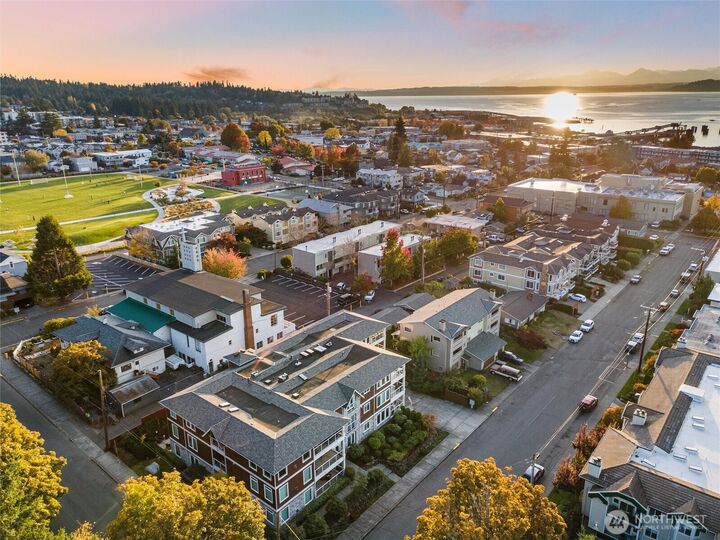Property Photo: 658 Glen Street 302 WA 98020