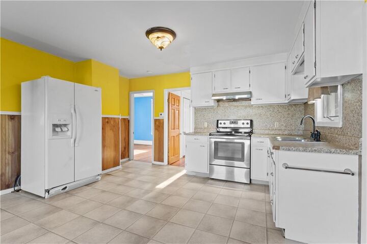 Property Photo:  147 Warwick Street  RI 02895 